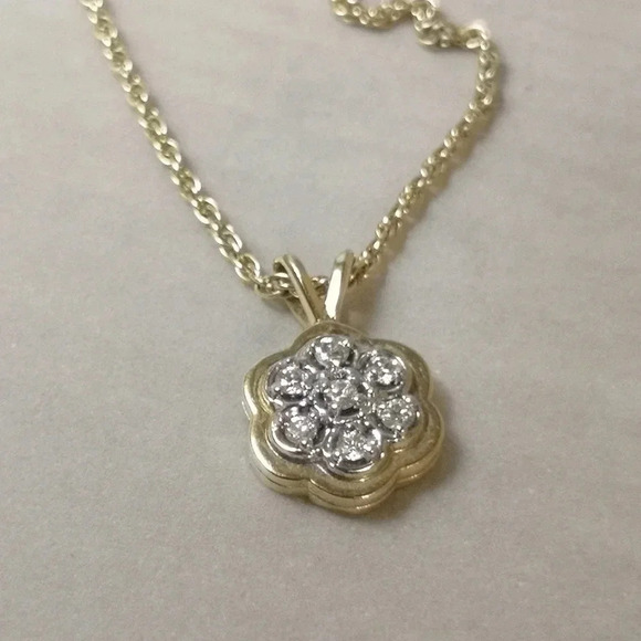 Diamond flower  pendant & 10k chain - Picture 3 of 5